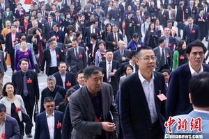 中国人民政治协商会议第十一届杭州市委员会第一次会议上政协委员步入会场。